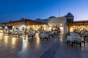 Alfresco-Essbereich des Gorgonia Beach Resorts bei Nacht