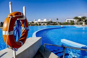 Außenpool des Gorgonia Beach Resort mit Rettungsring am Rand