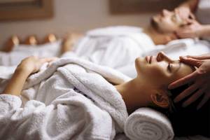Eine Frau im Gorgonia Beach Resort genießt eine Massage.
