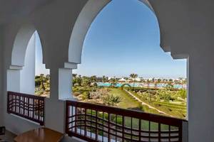 Blick vom Balkon des Gorgonia Beach Resort auf die Poollandschaft