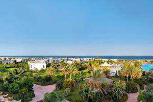 Luftaufnahme des Gorgonia Beach Resorts mit Swimmingpool und Meer im Hintergrund.