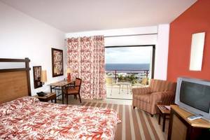 Hotelzimmer im Costa Calero Thalasso & Spa mit Meerblick, Bett, Schreibtisch und Fernseher.