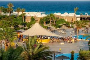 Gorgonia Beach Resort mit Außenbereich, Pool, Bar und Sonnenliegen.