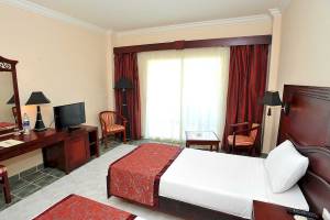 Zwei Doppelbetten in einem eleganten Zimmer im Brayka Bay Resort.