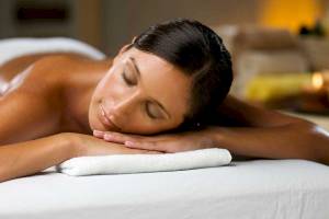 Frau genießt eine Massage im Spa des Brayka Bay Resorts