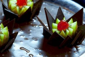 Schokoladen-Frucht-Dessert mit Kiwi und Kirsche auf einem Teller