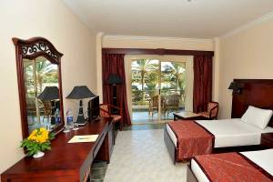 Hotelzimmer mit zwei Betten, einem Schreibtisch und einem Balkon im Brayka Bay Resort.