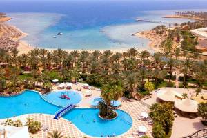 Luftaufnahme des Brayka Bay Resorts mit Strand, Pool und Meer im Hintergrund.