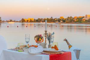 Romantisches Essen am Wasser im Three Corners Rihana Resort mit Blick auf den Horizont
