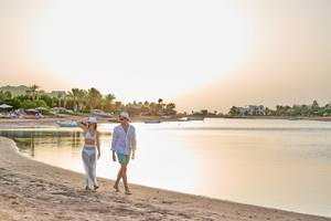 Paar am Strand am Three Corners Rihana Resort