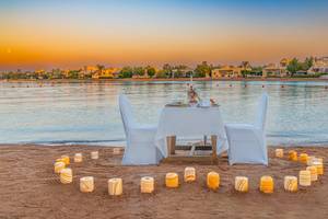 Dinnertisch auf dem Strand im Three Corners Rihana Resort bei Sonnenuntergang