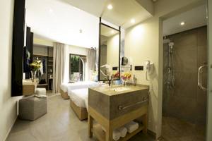 Doppelzimmer im Three Corners Rihana Resort mit zwei Betten, Badezimmer und Dusche