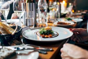 Ein Tisch mit Essen und Getränken in einem Restaurant
