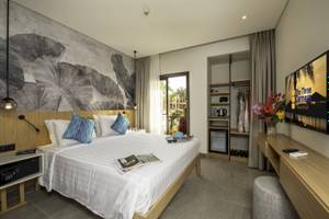 Hotelzimmer im Three Corners Rihana Resort mit Bett, Deko und Fernseher.