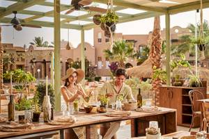 Zwei Personen essen im Restaurant des Three Corners Rihana Resorts