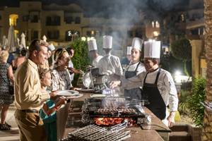 Drei Ecken Rihana Resort Grill Abendessen mit Köchen und Gästen