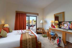 Hotelzimmer mit Bett, Fernseher und Balkonansicht