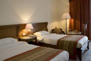 Zwei Betten in einem Hotelzimmer des Three Corners Fayrouz Plaza Beach Resort