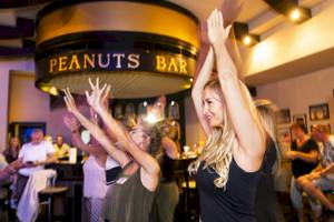 Menschen tanzen in der Peanuts Bar des Three Corners Fayrouz Plaza Beach Resort.