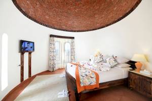 Hotelzimmer im Three Corners Fayrouz Plaza Beach Resort mit Rundbogendecke, Fernseher und Dekor