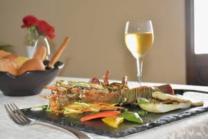 Essen vom Three Corners Fayrouz Plaza Beach Resort mit Hummer, Salat und Brot