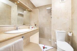 Badezimmer des Three Corners Fayrouz Plaza Beach Resort Hotels mit Waschbecken und Toilette.