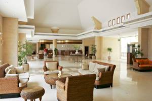 Lobby des Three Corners Fayrouz Plaza Beach Resorts mit Sofas und Tischen.