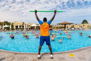 Animationskurs im Schwimmbad des Three Corners Fayrouz Plaza Beach Resort mit Teilnehmern und einem Lehrer.