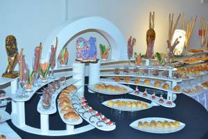 Drei-Ecken-Fayrouz-Plaza-Strandresort-Buffet-Tisch mit verschiedenen Vorspeisen und Häppchen