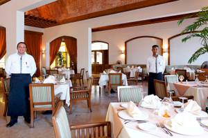 Restaurant im Three Corners Fayrouz Plaza Beach Resort mit zwei freundlichen Mitarbeitern