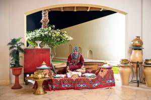 Frau im Dreiecksbogen vor Hoteltisch Dreiecks Fayrouz Plaza Beach Resort