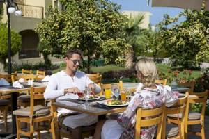 Paar im Three Corners Fayrouz Plaza Beach Resort beim Essen im Restaurant