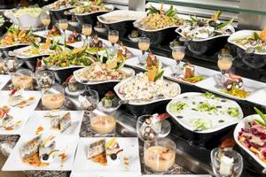 Buffet im Three Corners Fayrouz Plaza Beach Resort mit verschiedenen Gerichten und Getränken.