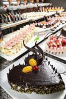 Kuchenbuffet im Drei Ecken Fayrouz Plaza Strand Resort mit verschiedenen Desserts.