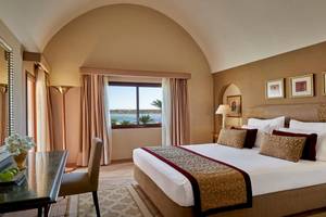 Ein elegant eingerichtetes Zimmer im Steigenberger Coraya Beach Hotel mit Blick auf das Meer.
