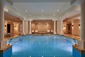 Innenpool im Steigenberger Coraya Beach Hotel mit Lounge-Bereich und Whirlpool