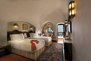 Doppelzimmer im Mövenpick Resort Sharm el Sheikh mit zwei Betten und einem Balkon