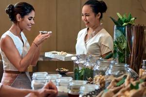 Spa-Behandlung im Mövenpick Resort Sharm el Sheikh mit zwei Frauen und einem Mann.