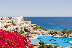 Luftaufnahme des Mövenpick Resorts Sharm el Sheikh mit Pool und Meerblick