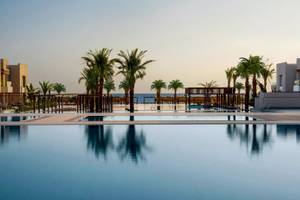 Außenpool des Jaz Elite Amara Hotels mit Palmen und Blick aufs Meer