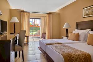 Hotelzimmer im JAZ Neo Dar El Madina mit zwei Betten, Schreibtisch und Balkon
