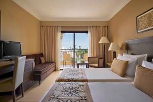 Hotelzimmer im JAZ Neo Dar El Madina mit zwei Betten und einem Balkon