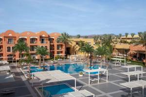 Außenansicht des Jaz Neo Dar El Madina Hotels mit Swimmingpool und Sonnenliegen