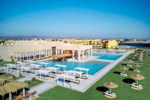 Aussenbereich des Jaz Maraya Resorts mit Pool, Loungebereich und Meerblick.
