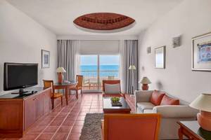 Innenansicht der Suite im JAZ Neo Reef Marsa Hotel mit Blick auf das Meer.