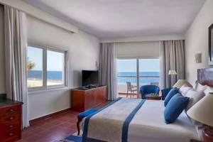 Hotelzimmer mit Meerblick im JAZ Neo Reef Marsa mit Fernseher und Balkon.