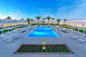 Luftaufnahme des JAZ Neo Reef Marsa Aluminium Resorts mit großem Pool und Sonnenliegen.