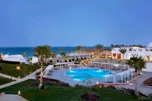 Jaz Neo Reef Marsa Alam Hotel mit Außenpool und Meerblick.