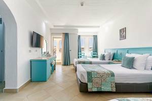 Zimmer im Sunrise Royal Makadi Resort mit zwei Betten und türkisfarbener Einrichtung