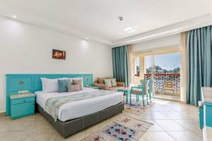 Hotelzimmer im Sunrise Royal Makadi Resort mit Bett, Nachttischen und Balkon.